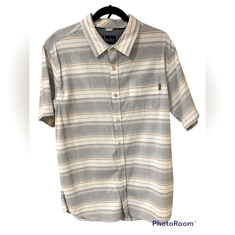New men’s medium button down short sleeve shirt with front pocket.